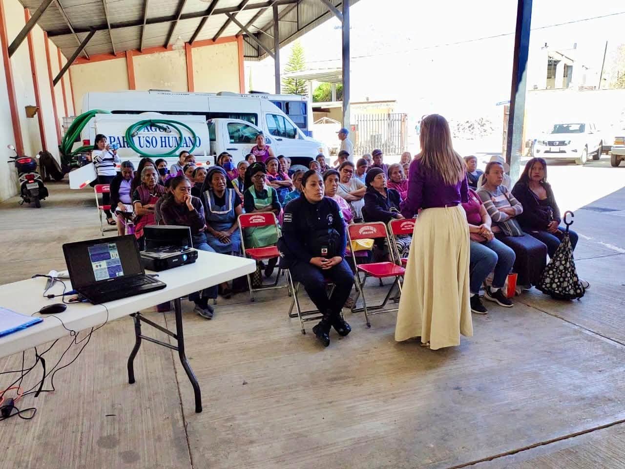 Sesión informativa con mujeres de la comunidad